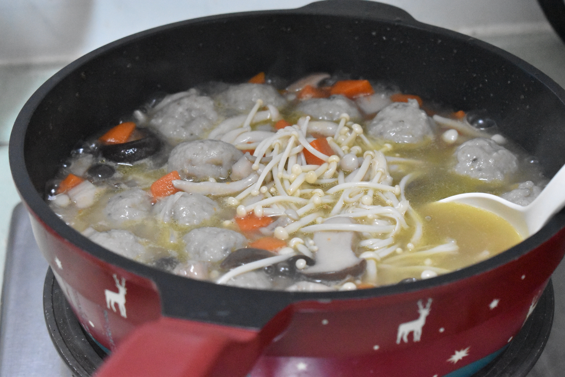 这汤用了8种食材，20分钟做好，清甜鲜美营养又滋补，冬天很合适