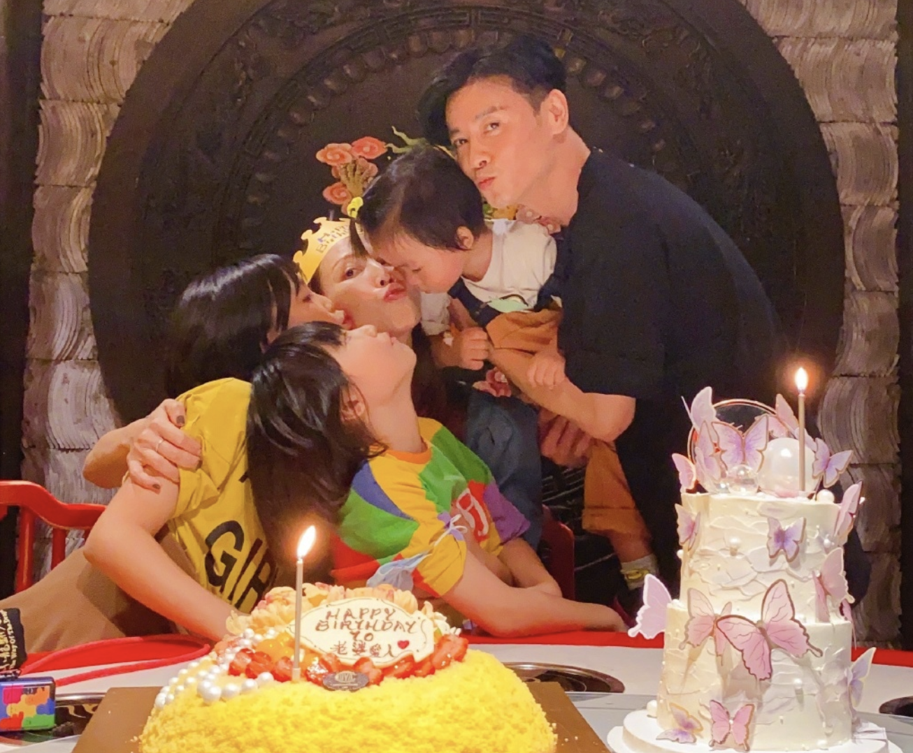 张晋独自带儿子画面被拍，父子同回公寓，鱼蛋蹦蹦跳跳活泼可爱