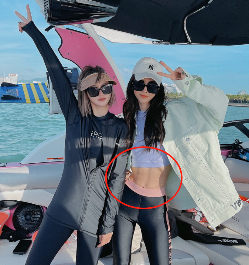 Baby穿泳装出海冲浪!大胆炫出一截紧实腹肌,脚背粉色纹身太抢镜