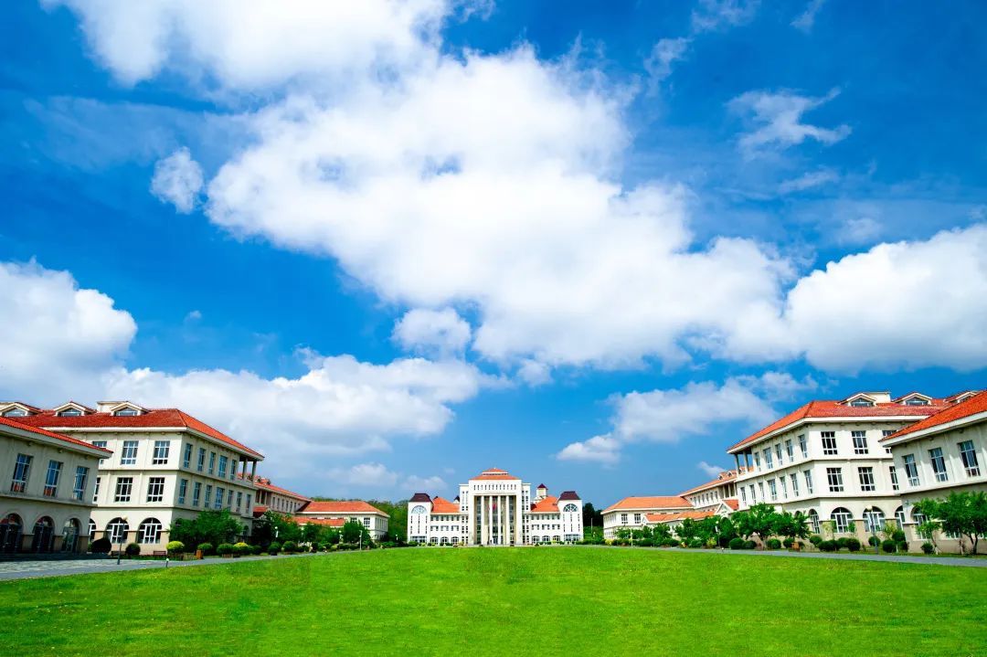辽宁何氏医学院：国家级风景区里的大学