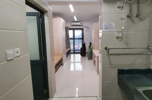 高校宿舍出现“差别对待”，交的住宿费都一样，条件为啥天差地别