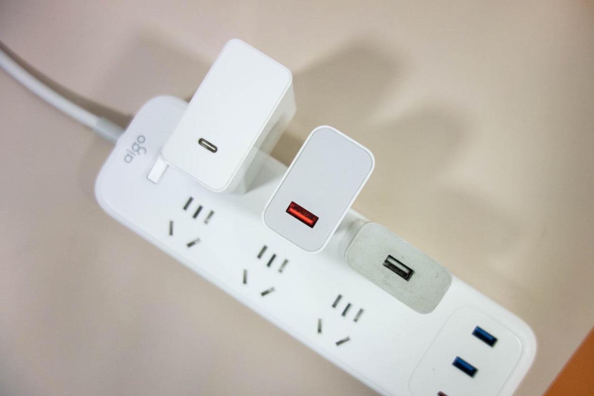 aigo插线板 65W快充版：手机、笔记本快充好搭档
