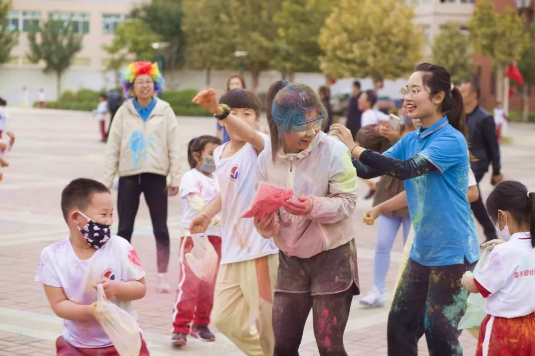 碧桂园亲子足球世界杯(盛华碧桂园中英文学校体育节彩虹跑丨这一天的盛碧校园，是彩色的)