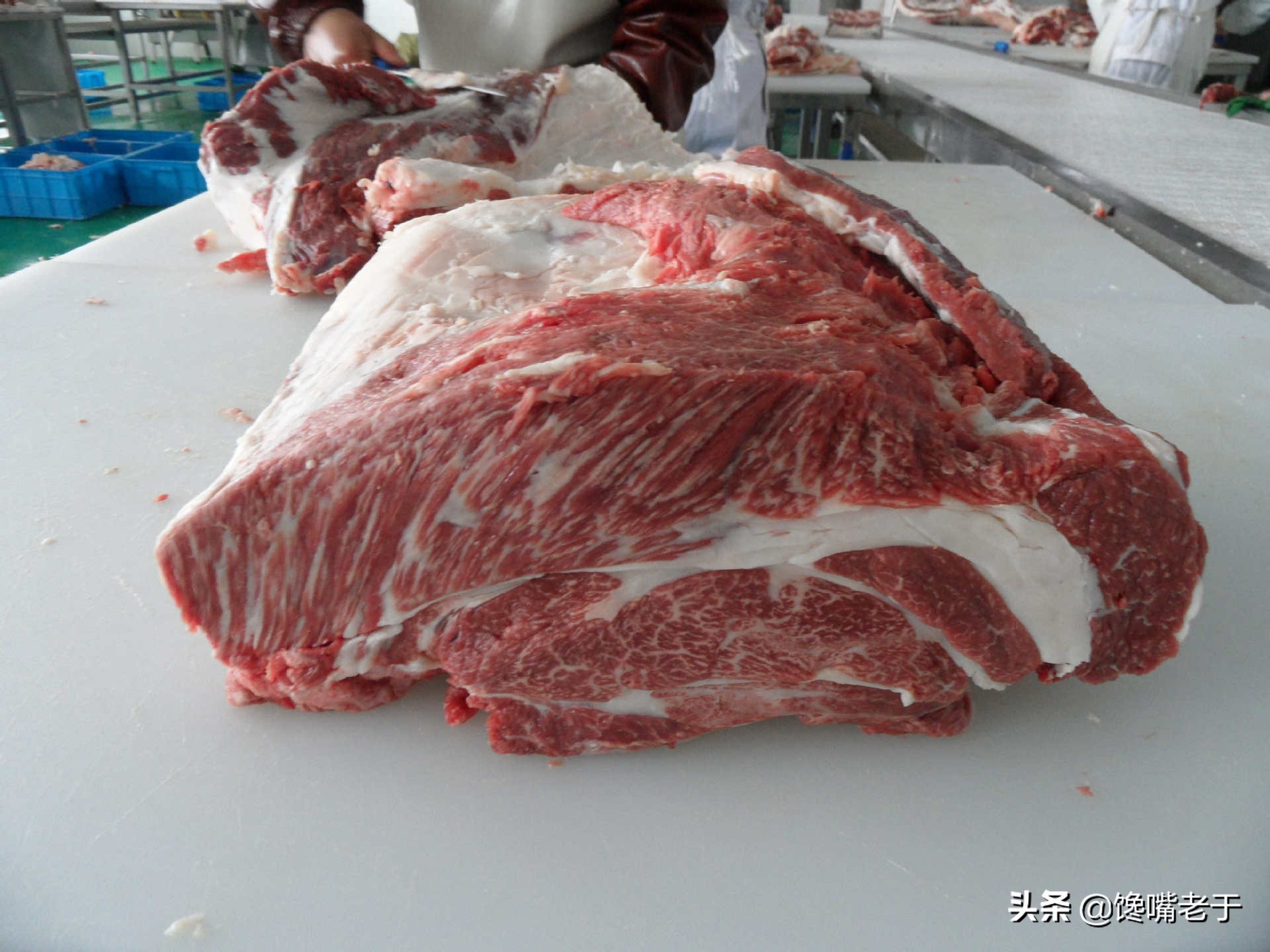 “卤牛肉”42一斤，“生牛肉”38一斤，价格差不多，商家怎么赚钱