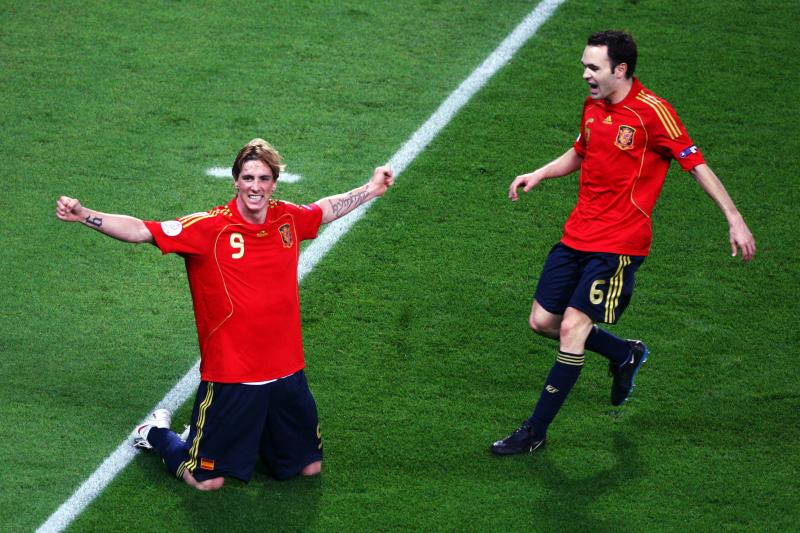 2014世界杯西班牙托雷斯(托雷斯正式退役：“金童”谢幕，迷人微笑永存赛场)