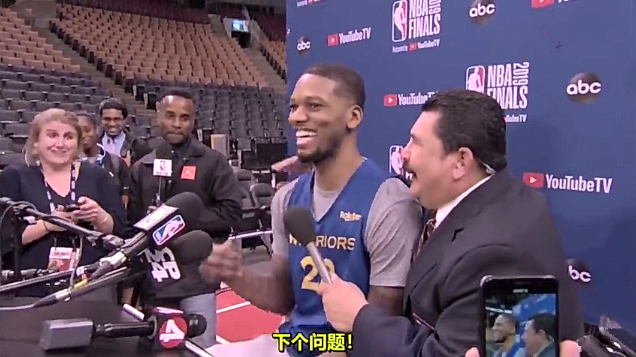 庫里脫口秀采訪（NBA總決賽爆笑采訪：庫里為詹皇簽名，一問題讓勇士眾將面紅耳赤）