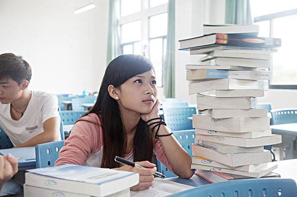 大学挂科后果很严重，期末考试即将来临，大学生们别“以身犯险”