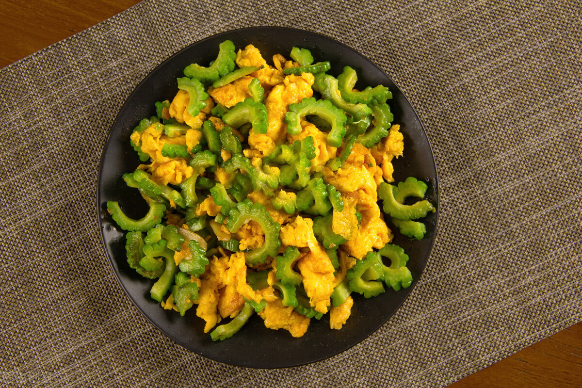 苦瓜炒鸡蛋，几个诀窍要牢记，鸡蛋滑嫩细腻，苦瓜清香爽口没苦味