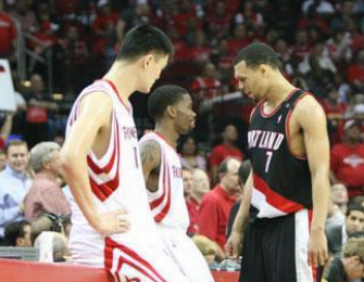 姚明打球圖片大全（姚明NBA生涯6大經典戰役：4分鐘連帽鯊魚3次，奧尼爾：他像有2米4）