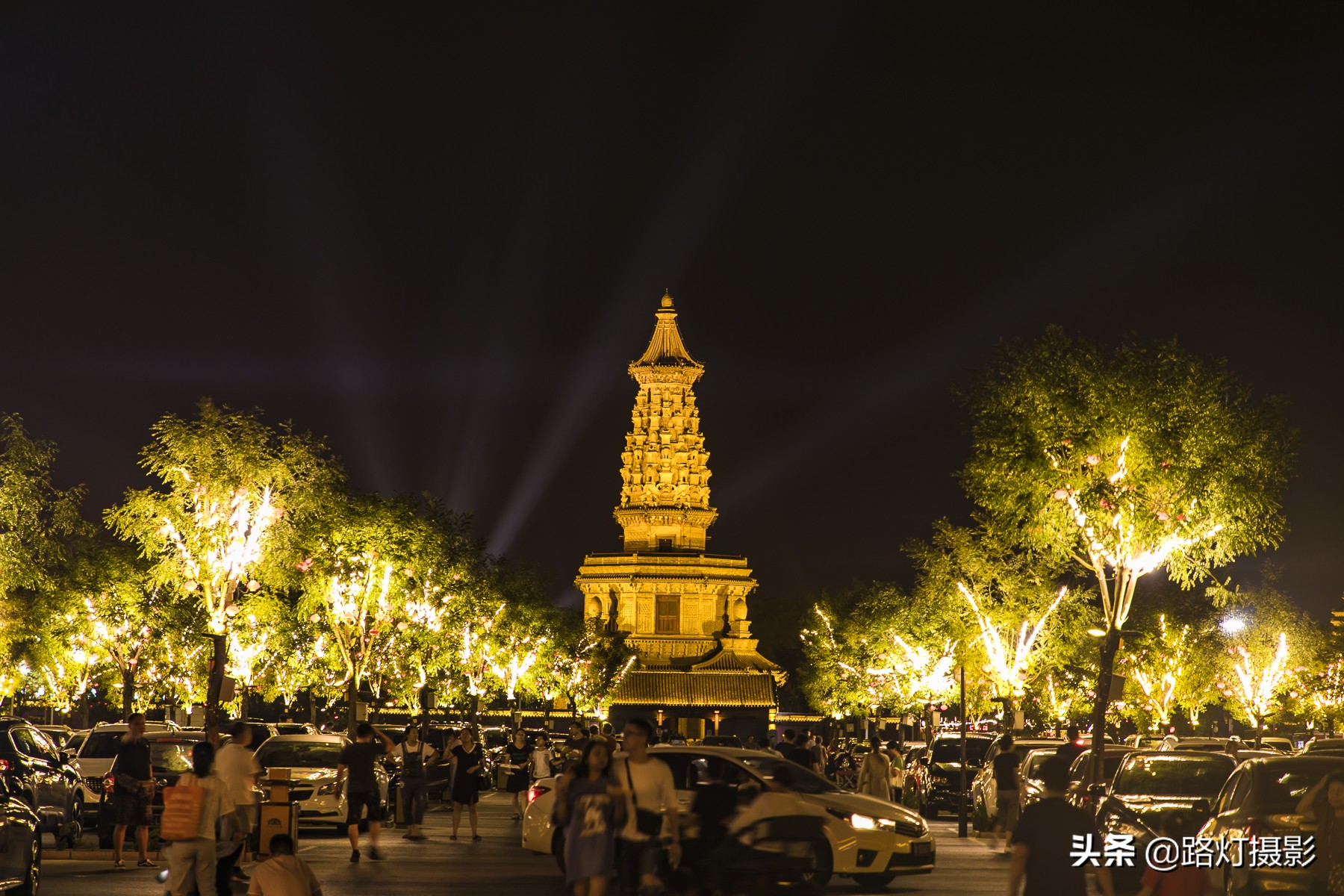 正定夜景哪里最美(树上、草坪全是灯，河北这座古城的夜景实在惊艳，网友：堪比西安)