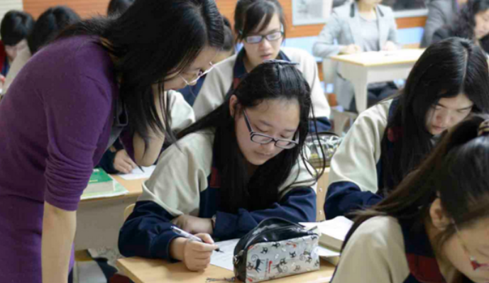 为啥学校强制学生“剪学生头”？校长道出原因，网友：都该道歉