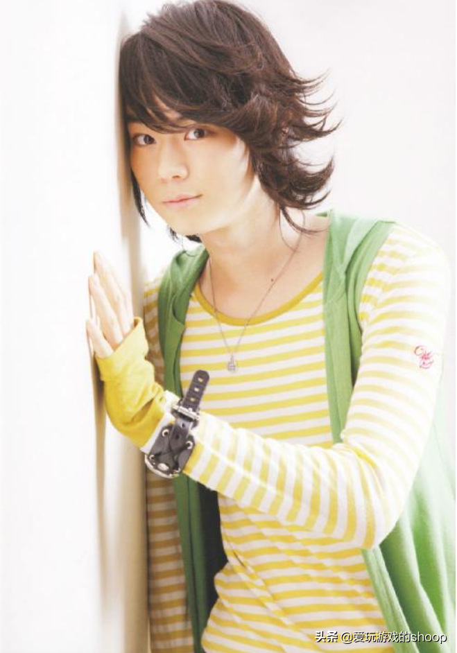 虽然除了w没有看过他太多的作品,但是银魂中志村新八的演技就让我对他