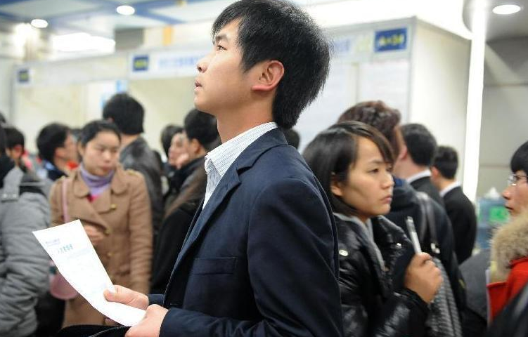 大学生毕业后，付费实习是捷径还是“天坑”？医学生闻言潸然泪下