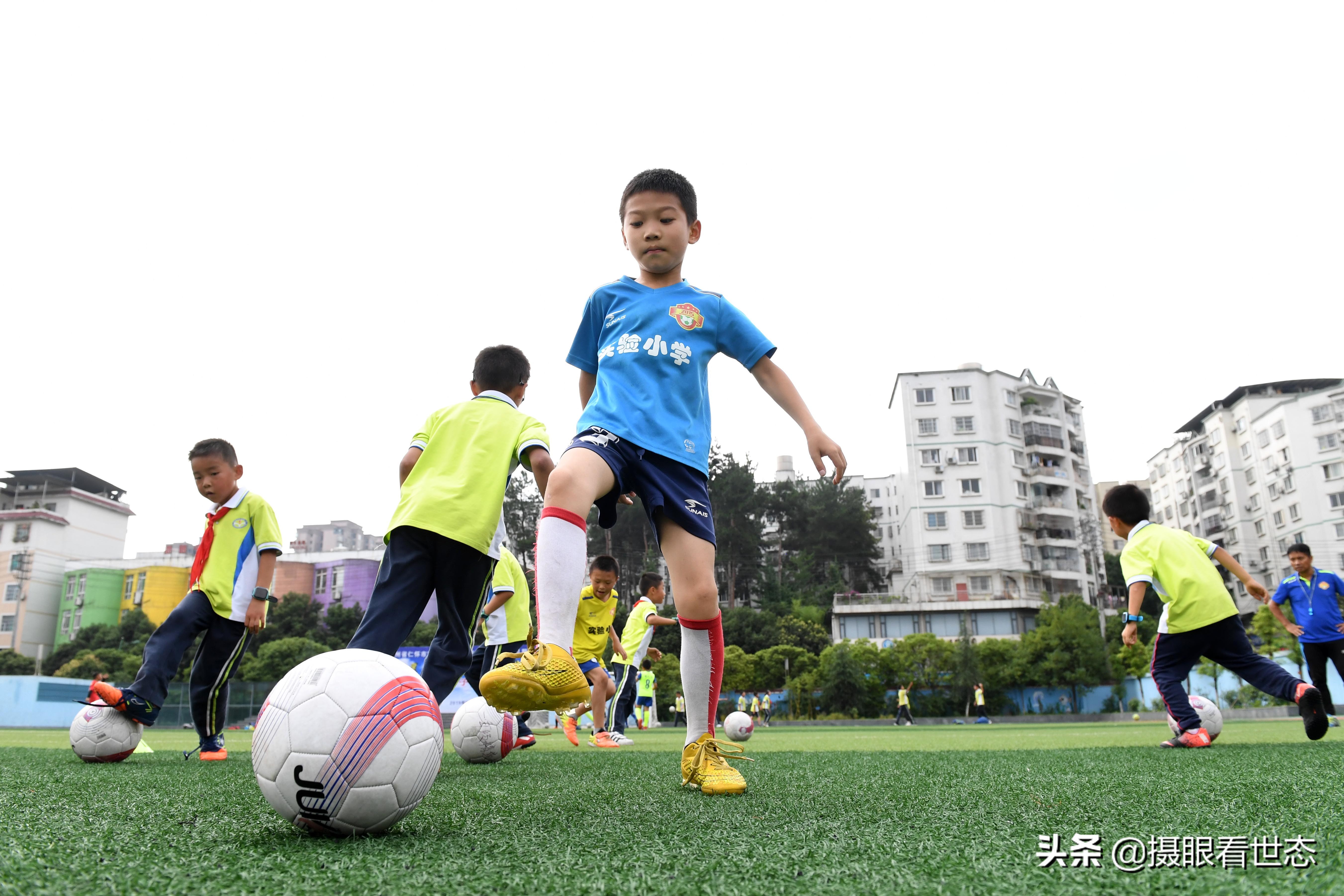 太有足球的氛围了(贵州仁怀市，足球氛围很浓，网友说：未来的梅西C罗在他们中产生)