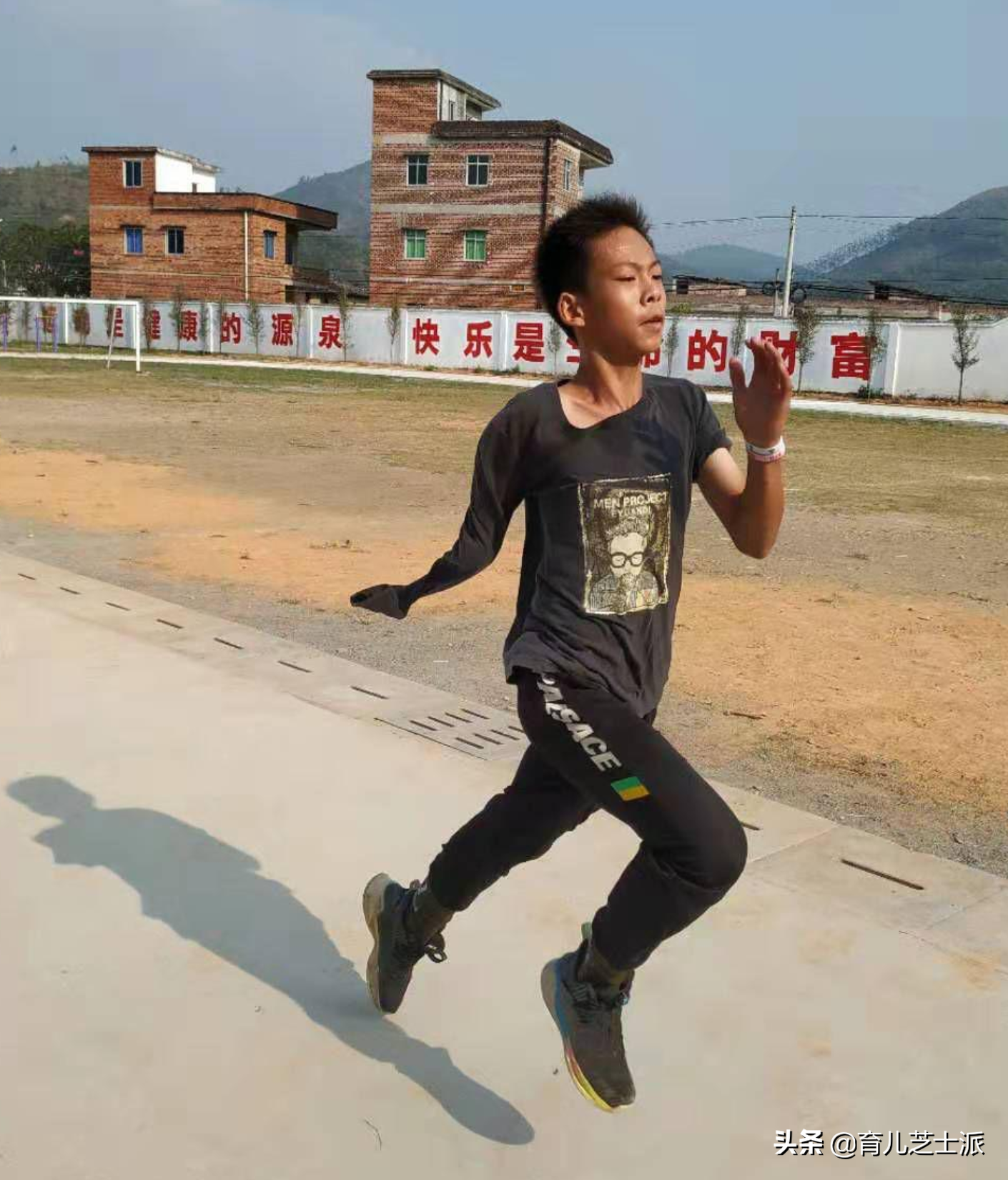 庫里回應斷臂少年（被庫里尋找的斷臂少年，是什么使他馳騁球場？是復原力）