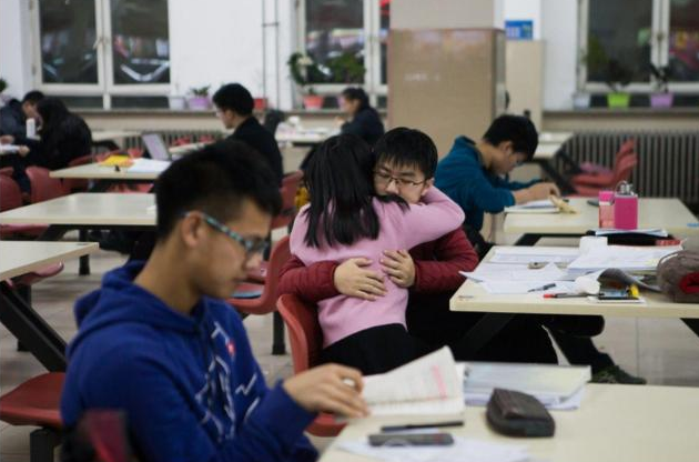 高校食堂WiFi密码火出圈，不是学霸恐怕与网无缘，学生直呼受歧视