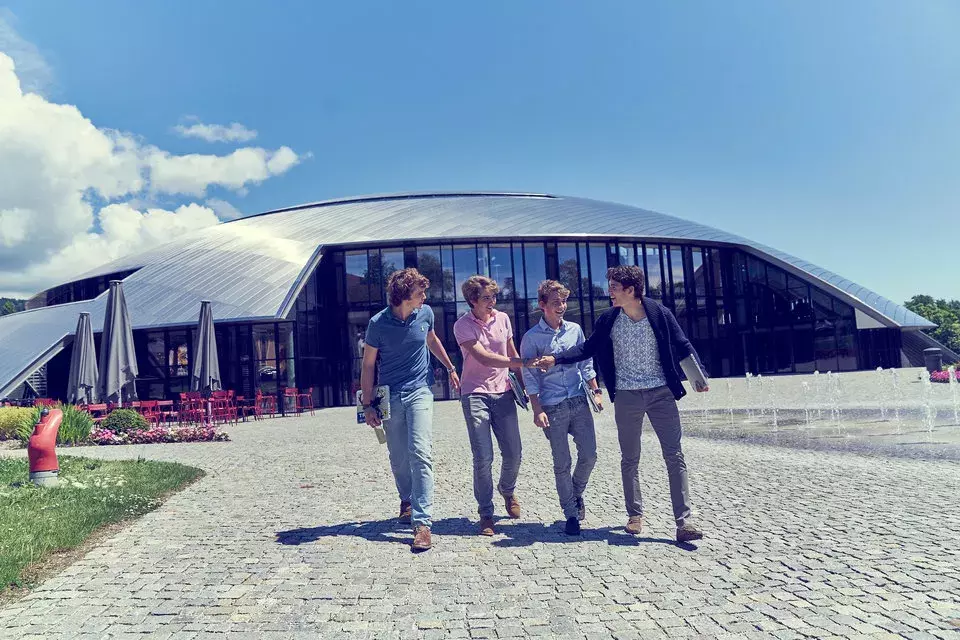 揭秘全世界最贵学校：400万一年、直通哈佛耶鲁、私人飞机上学……