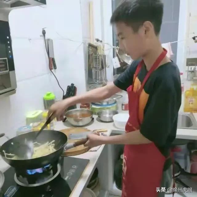 好心疼！绵阳十二三岁的娃娃，竟被学校赶下田去插秧子