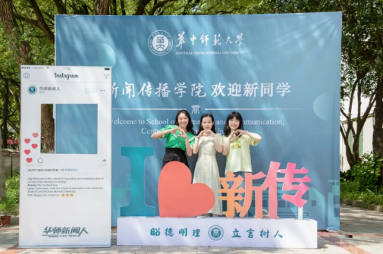 现场直击！华中师范大学开学了，5000余名新生报到，党委书记帮忙搬行李！