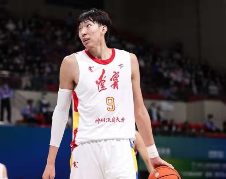 在2017年和2021年两届全运会的男篮比赛中,周琦都是代表辽宁队参赛