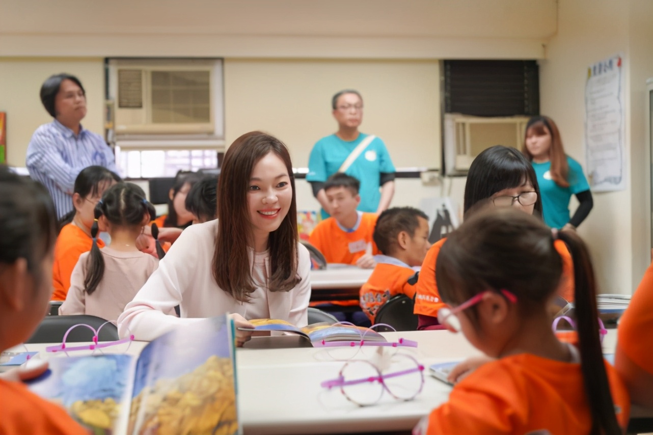富豪郭台铭为嫩妻曾馨莹庆生，知道老婆不爱钱，每年坚持送玫瑰花