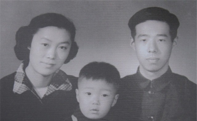 史铁生：21岁瘫痪，31岁执笔坚持写作28年，脑溢血去世，一生励志