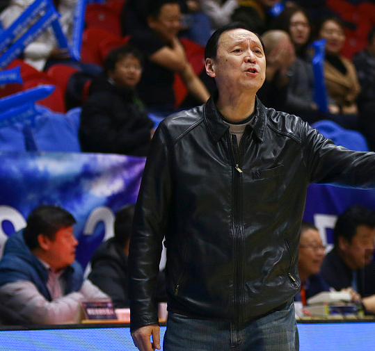 cba教练为什么穿西装皮鞋（CBA赛场这位主帅穿牛仔裤指挥 历史上还真不多见！）-趣拿体育