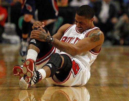 nba為什么一些球員巔峰很短</h2>

<p>　　首先一個(gè)原因是這些球員的打法，速度型球員的打法都有一個(gè)缺點(diǎn)，那就是喜歡在極速突破中使用變向、急停、急起這些動(dòng)作，這就像一輛高速行駛中的汽車，突然間來個(gè)剎車，在來個(gè)0到100的加速，接著在玩?zhèn)€飄逸，反復(fù)這樣，輪胎和剎車系統(tǒng)受得了嗎？機(jī)器都受不了更何況是球員的身體，這些動(dòng)作對(duì)膝蓋和雙腳造成的傷害極大，一旦這些傷害累積到一定程度，就會(huì)迎來一次威脅球員職業(yè)生涯的巨大傷病。</p>

<p>　　<img alt=
