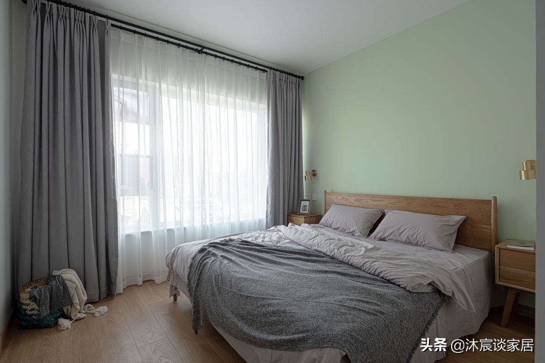 她的新家，自然舒适，灰色瓷砖配着大白墙，经典大方不易过时