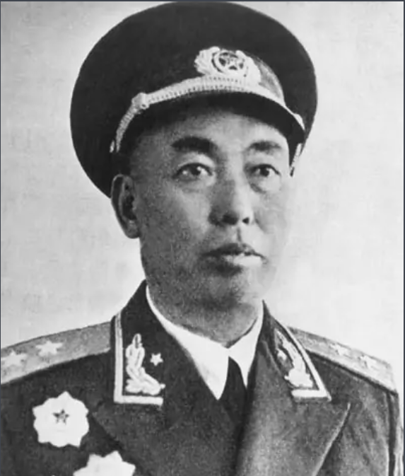 张国华开会，警卫来报说他女儿病重，张国华发火：凡事总有个轻重