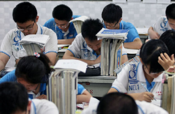 高考430分考上三本，开学看到室友心态崩盘了：我想复读重考大学