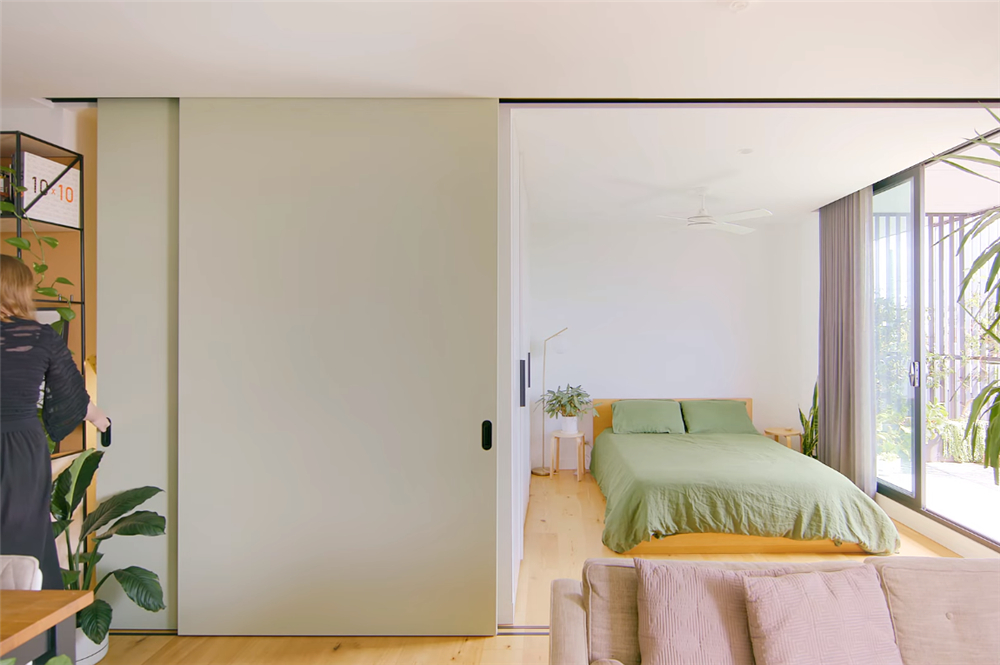 独居姑娘的1室2厅小家，55㎡面积做成开放式，卧室推拉门太实用了