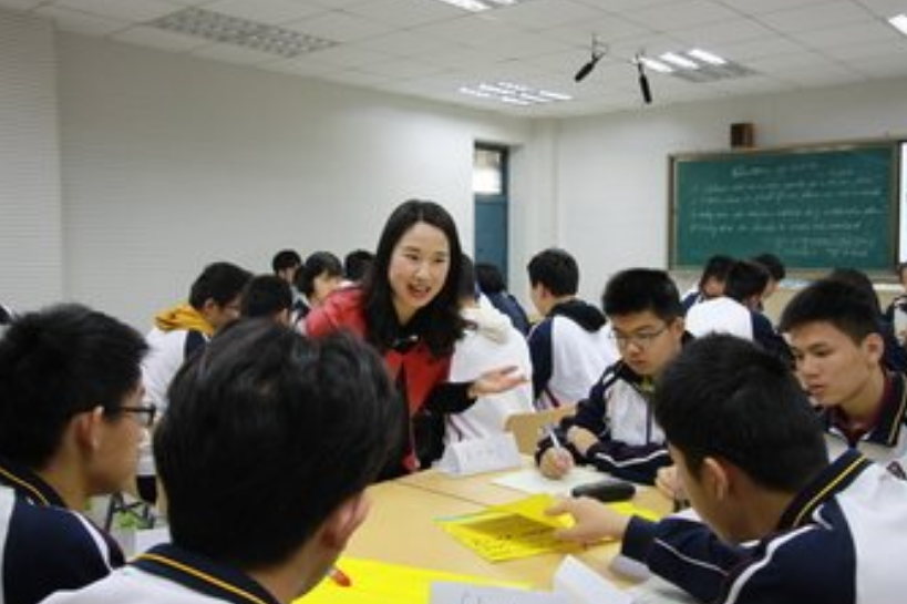 95后美女副校长走红，颜值与实力均在线，却因“学历”引发争议