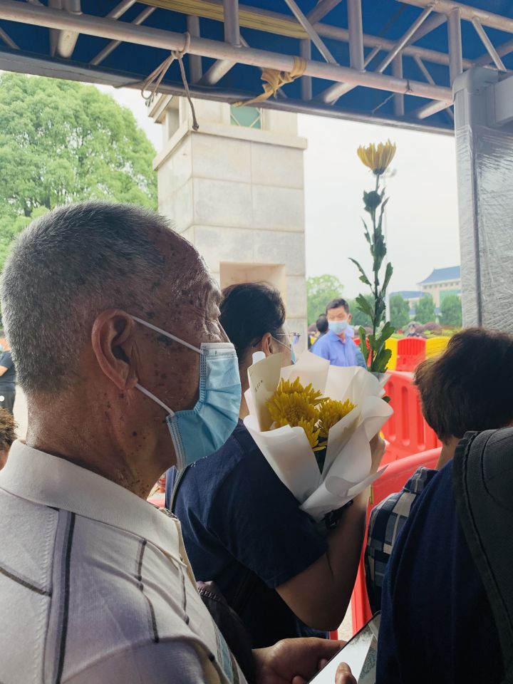 世上没有神仙，也无需立庙，每一缕炊烟，都飘自人间的怀念