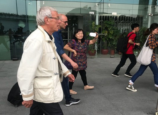 球员抵达广州心情不错（里皮归来！123天后返回广州心情不错，恒大球迷热情接机）