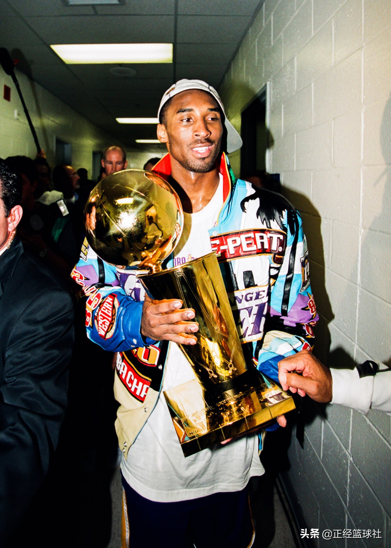 科比曾五夺NBA总冠军(回顾科比5次夺冠之旅：世纪之初首登顶，复仇绿军成就五冠霸业)