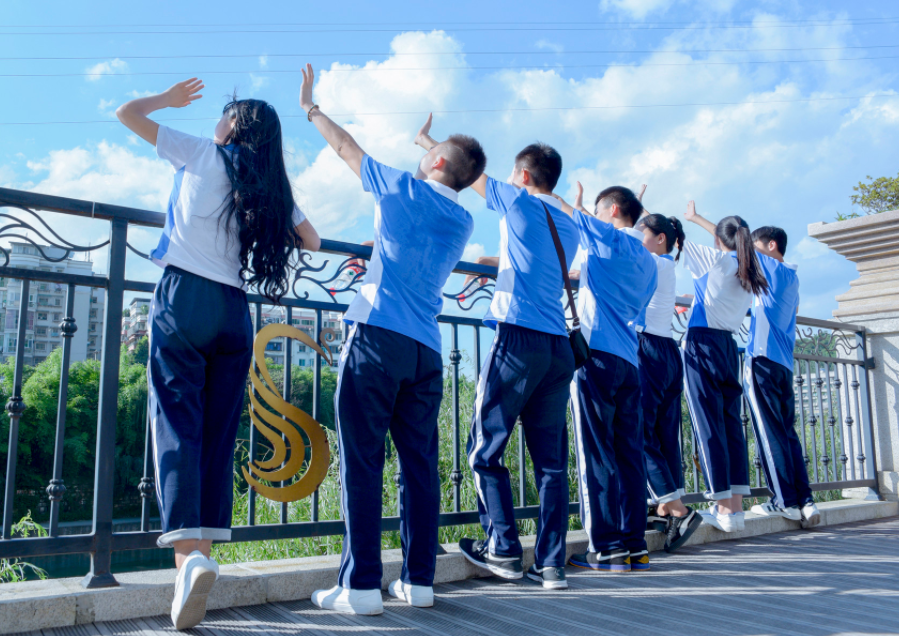 高考674分考上清华，在采访中痛哭，父亲每天挑200担沙供他念书