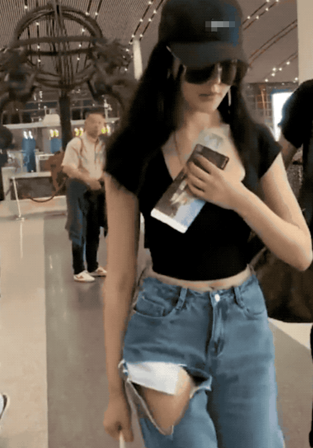 张天爱穿吊带大秀好身材，妆发遭吐槽太雷人，网友评价全靠颜值撑