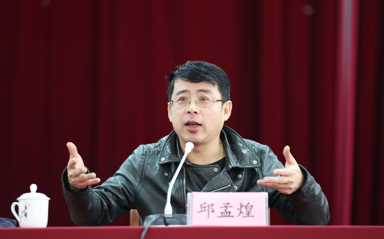 傳言包養女大學生，口无遮拦被除名，多才的阿丘怎样自毁前程？
