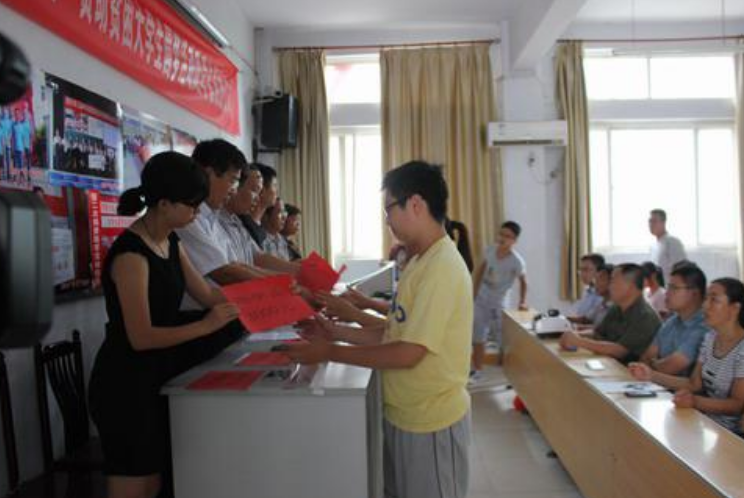 上大学后才知道，那些拿补助的“贫困生”，可能并不是真“贫穷”