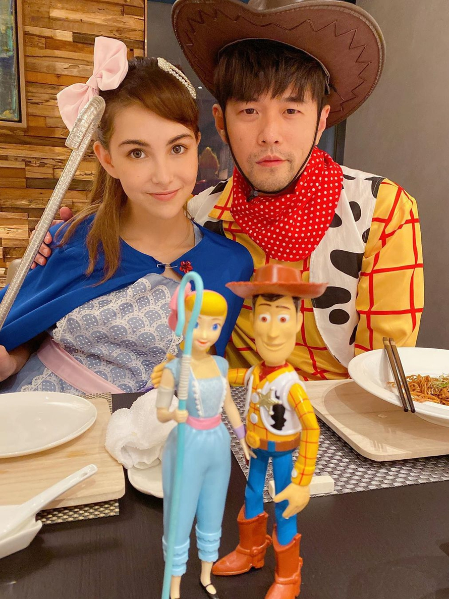 跟周杰伦结婚4年，天王嫂昆凌越发明艳动人，穿红色皮草气场开挂