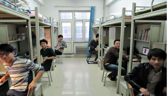 供一个大学生读完大学，需要花多少钱？家长翻开账本：10万挡不住