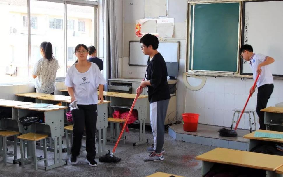 高考前撕书喊楼，没什么值得批判的