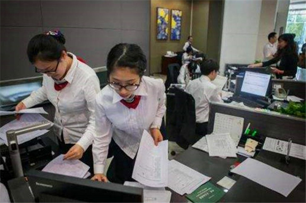 银行待遇最高七险一金，端着铁饭碗数钱，“不对口”专业也有机会