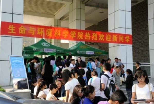 大学迎新标语叫人眼前一亮，安徽财经大学新生表示，这也太朴实了