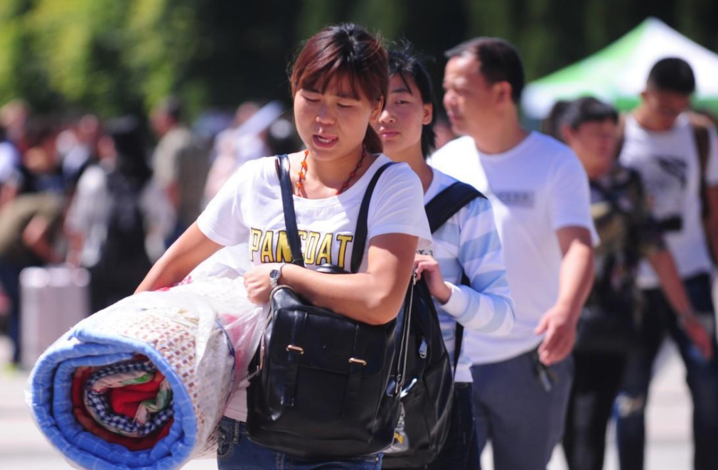 一个月该给大学生多少生活费？看过这张档次表，家长觉得给多了