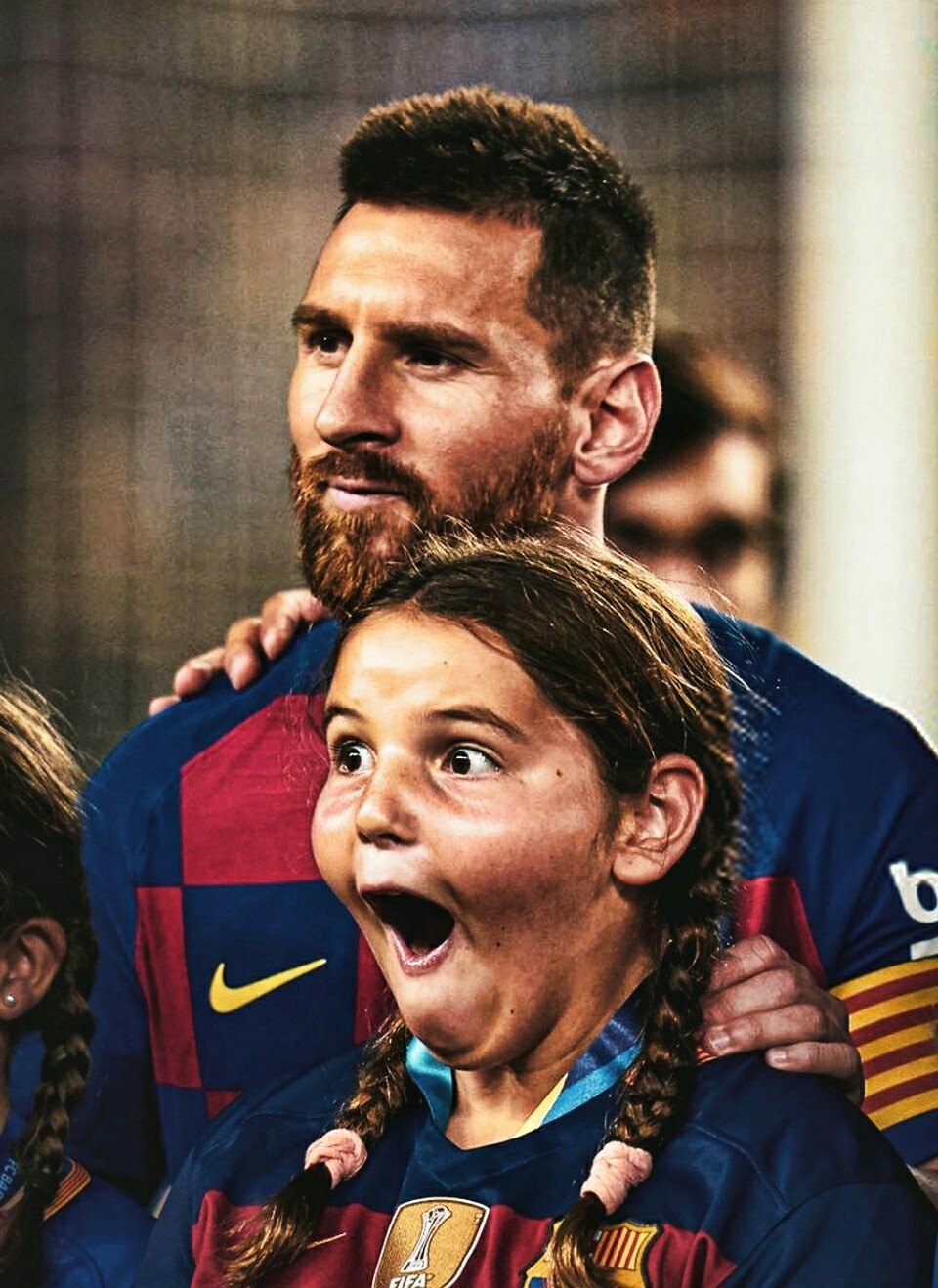 世界杯梅西女女球童(梅西站她身后，手放在她肩膀上，她没有羞涩而是瞪大眼睛张大嘴巴)