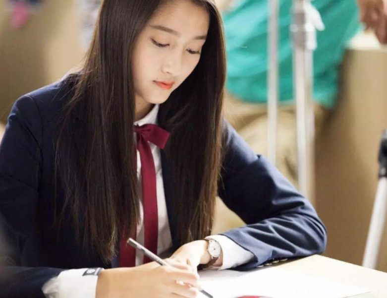 关晓彤高考成绩有多好，拍戏也不耽误学习，令高中生自愧不如