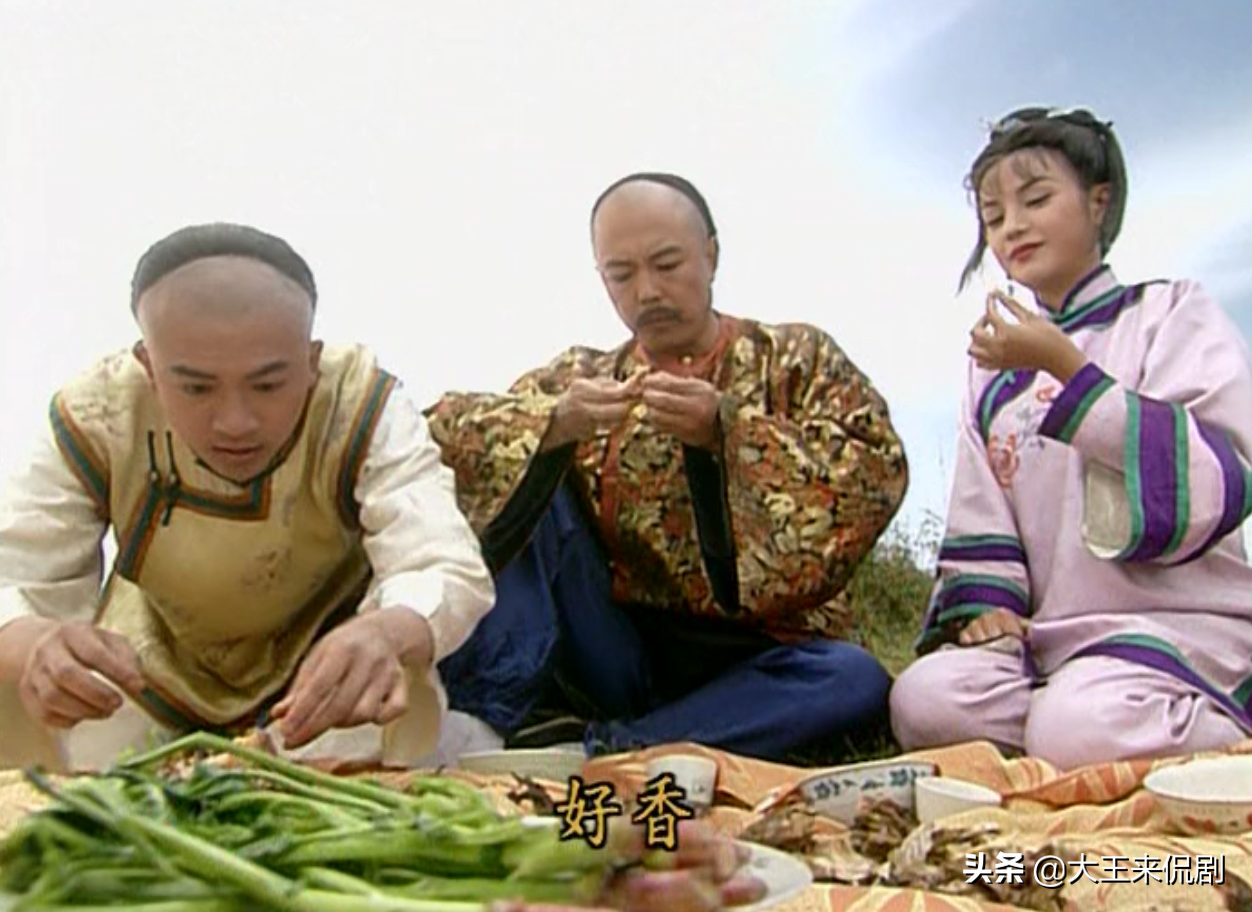 小燕子淋雨一身泥无人管，为何紫薇却“众星捧月”？皇上都去伺候