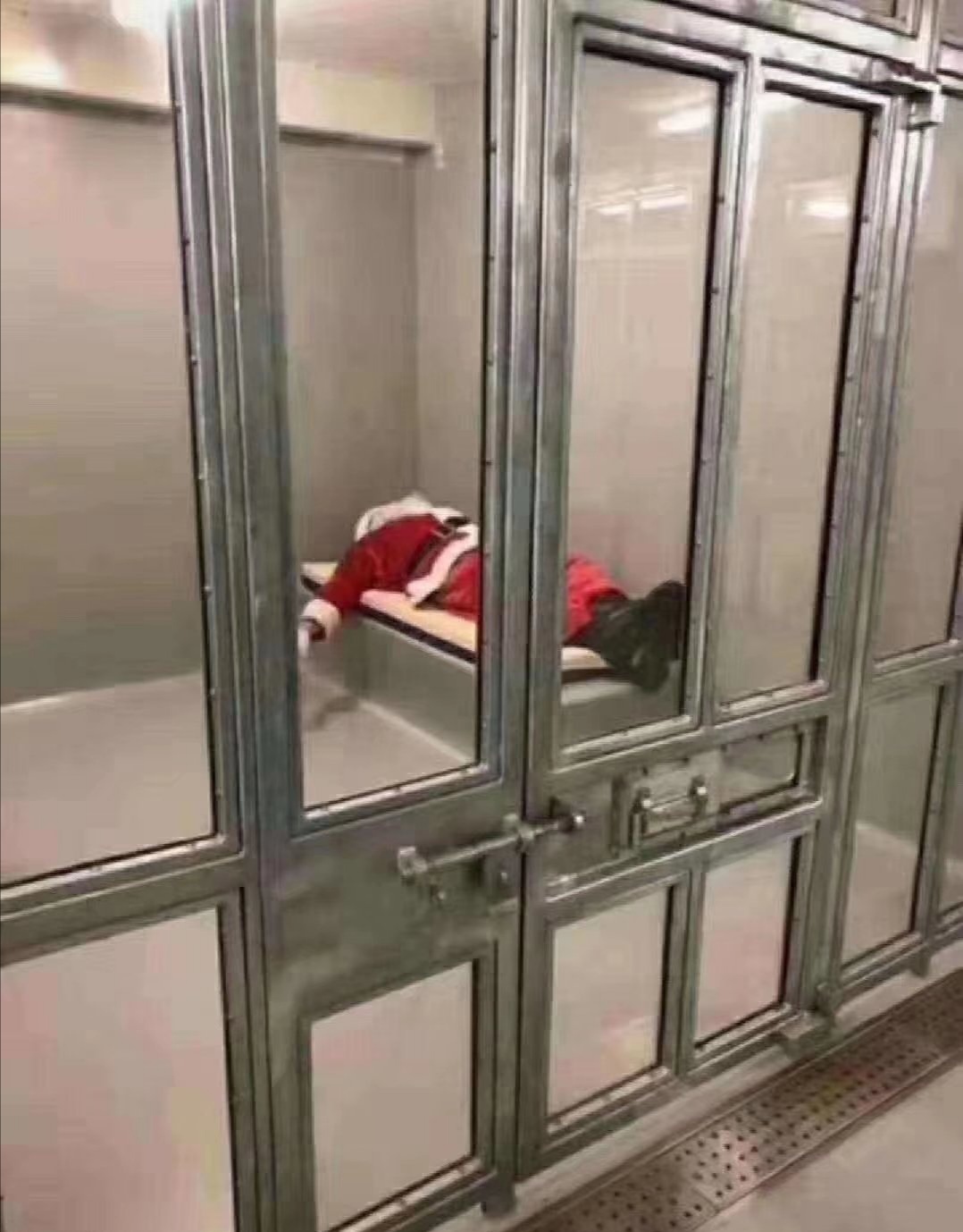 平安夜圣诞节送女朋友什么礼物比较好？告诉她圣诞老人被关起来了